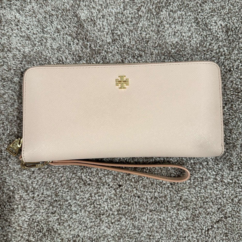 Tory Burch wallet! In like brand new condition!